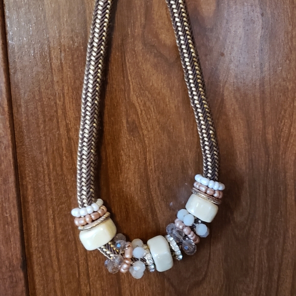 Lot of 4 fashion necklaces.Will compliment any out - Picture 3 of 4